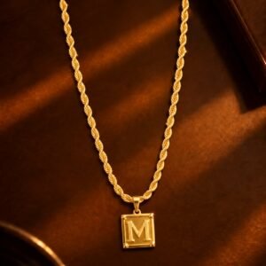 Colar Inicial Placa Premium - M