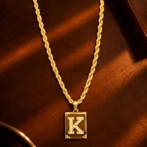 Colar Inicial Placa Premium - K