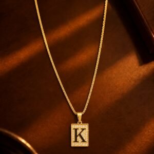 Colar Inicial Placa Premium Cravejado - K