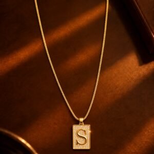Colar Inicial Placa Premium Cravejado - S