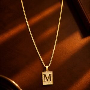 Colar Inicial Placa Premium Cravejado - M